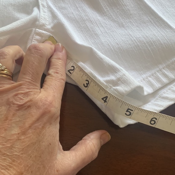 White Levi’s size 10 denim shorts 5-pocket 99% cotton 1% elastane - Picture 11 of 11